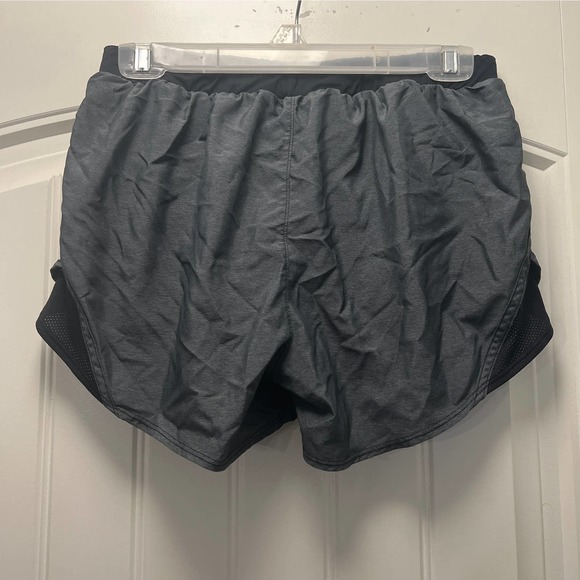 Under‎ Armour Women’s Full Heather Loose Fit Heatgear Running Shorts Size M Gray - Picture 2 of 5